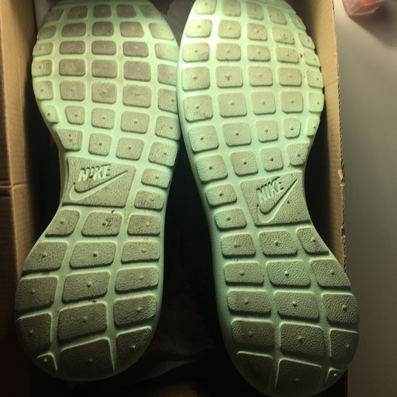 Men’s Nike Rosherun Yeezy 8.5 Like New - Picture 3 of 5